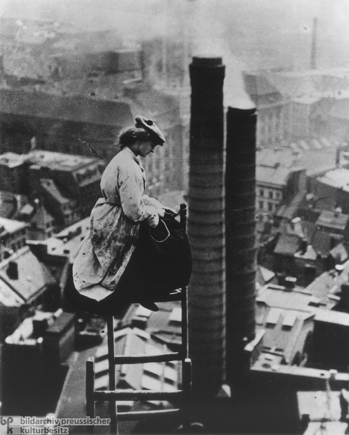 Eine Maurerin hoch über Berlin (um 1910)